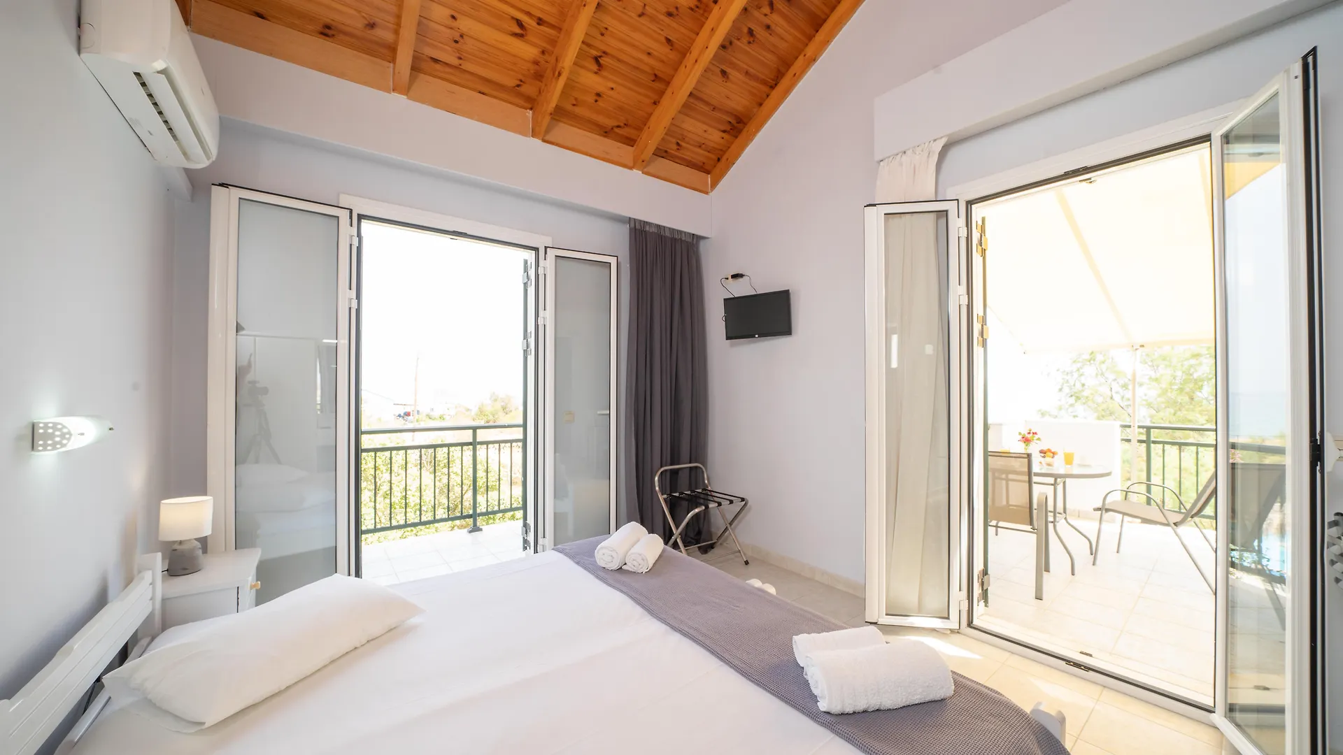 Xi Beach XI Village יוון