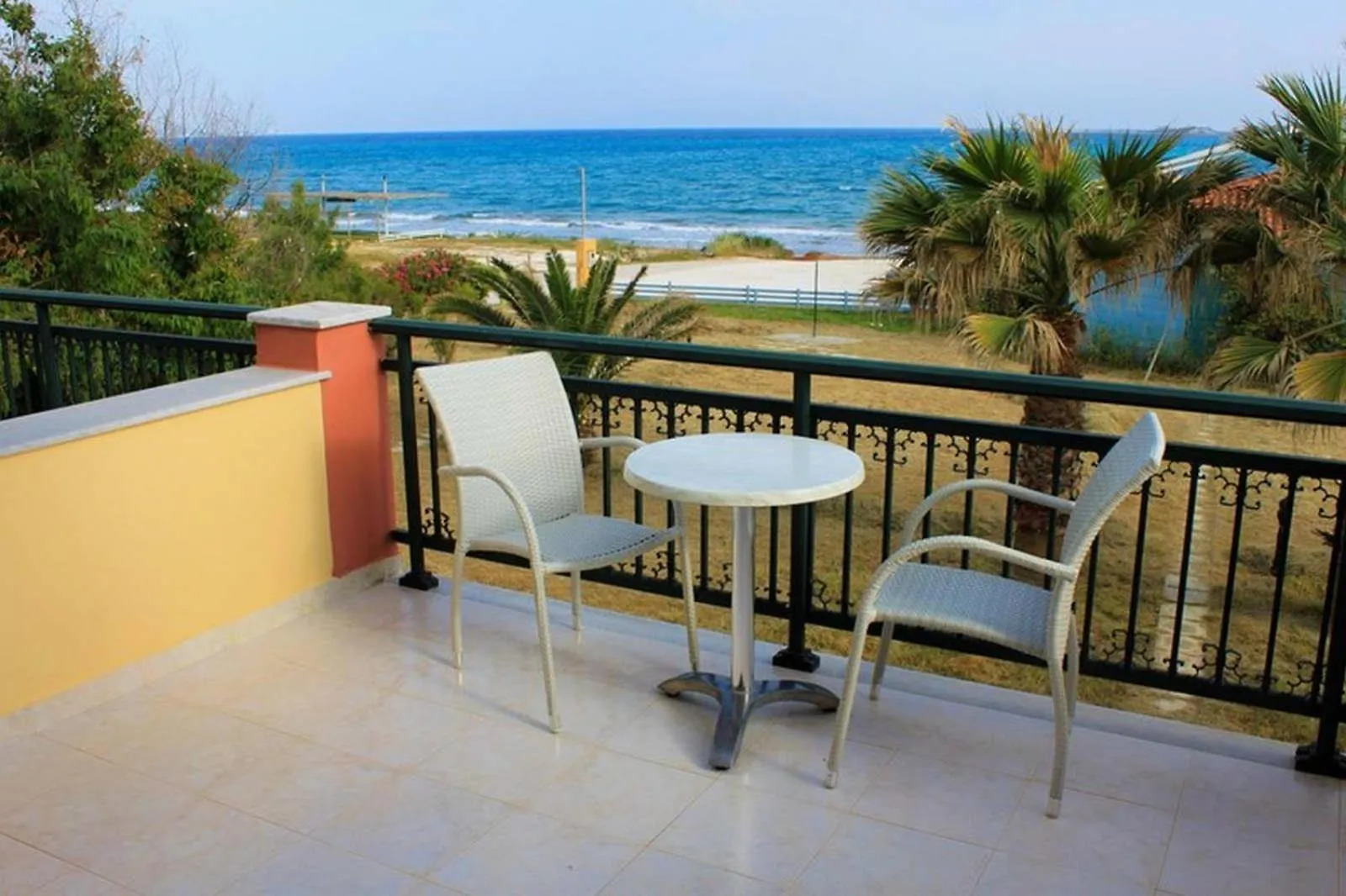 Xi Beach XI Village מלון דירות